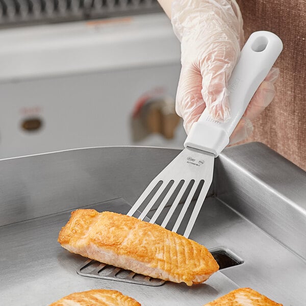 Choice 6" Fish / Egg Turner w/ White Polypropylene Handle – item 407TRNRFW63 image 2